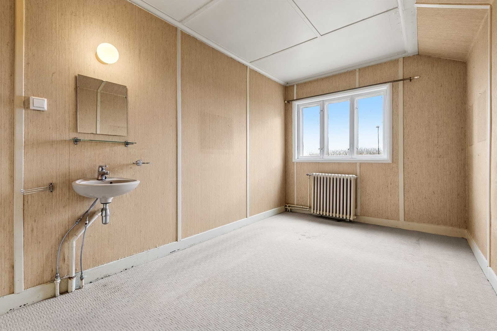 Et lyst og romslig soverom med vask og gode vindusflater - et fleksibelt rom som enkelt kan tilpasses ulike behov. Galleribilde