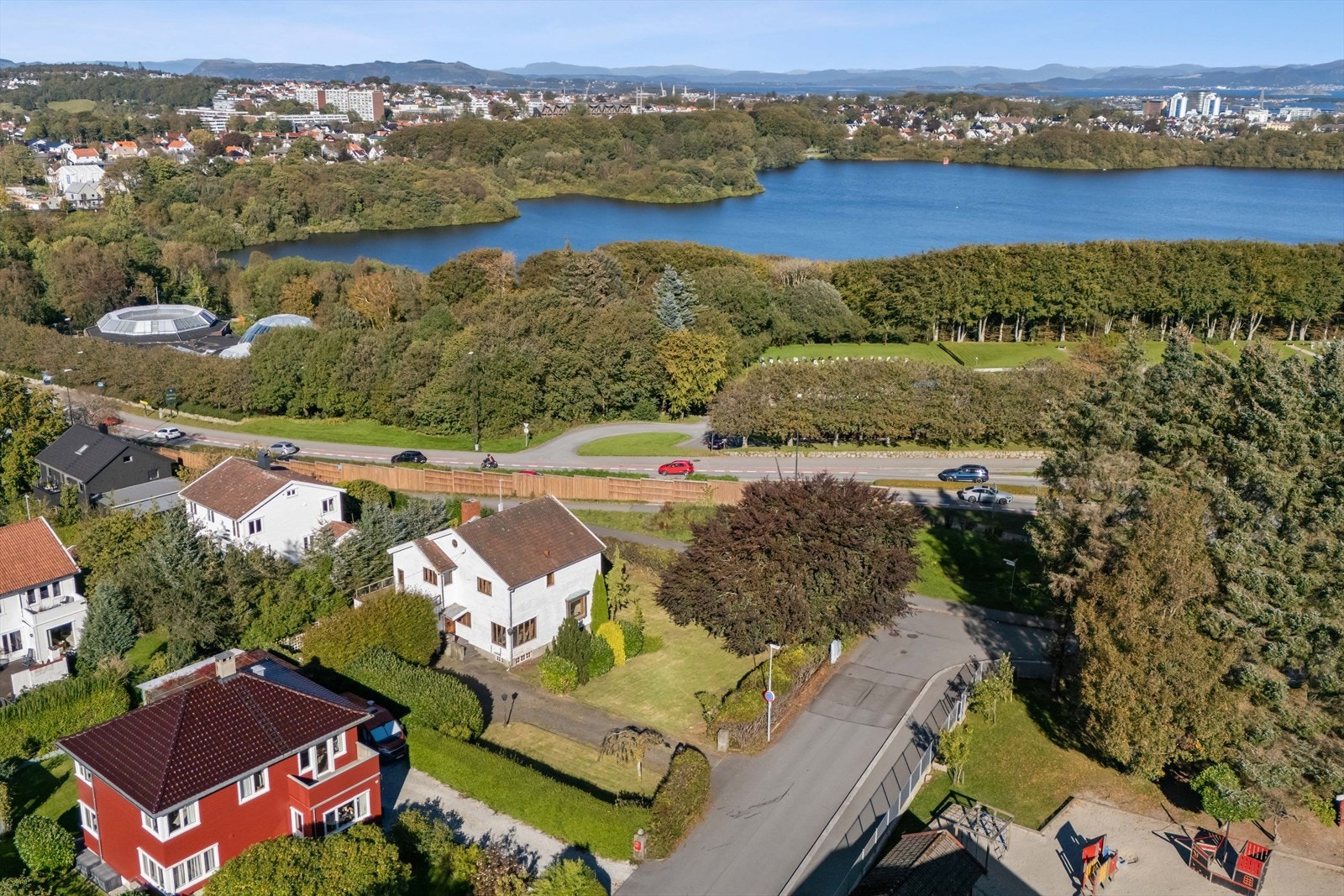 Mosvannet rett utenfor døren - et av Stavangers mest populære turområder Galleribilde