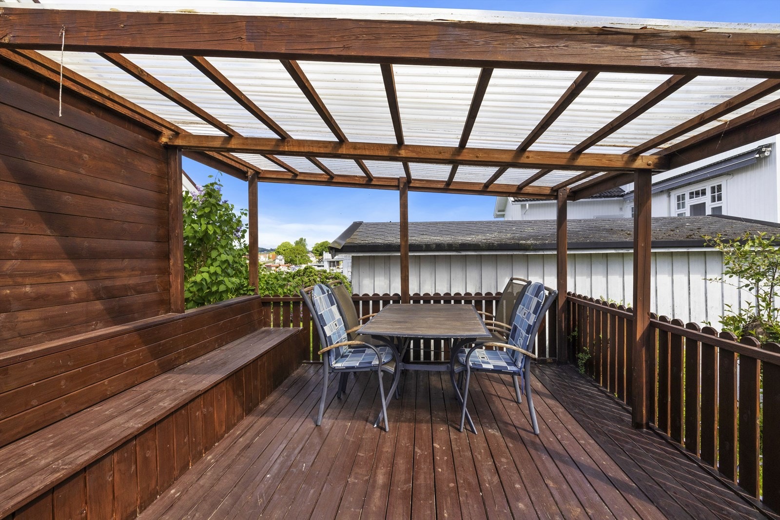 Romsling uteplass med overbygg og peis Galleribilde