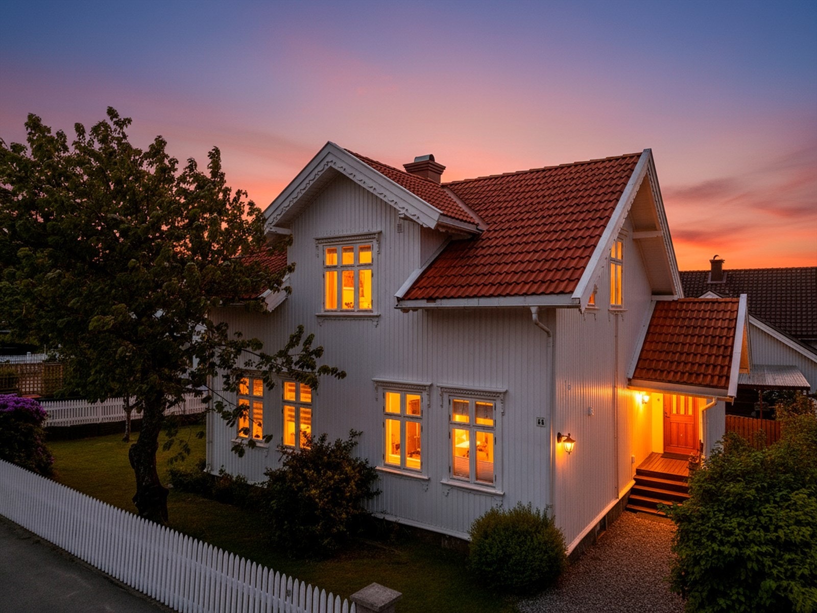 Velkommen til Rekkviksgate 44. Svært sjarmerende enebolig over 2 etasjer med attraktiv beliggenhet på Østre Halsen. Galleribilde