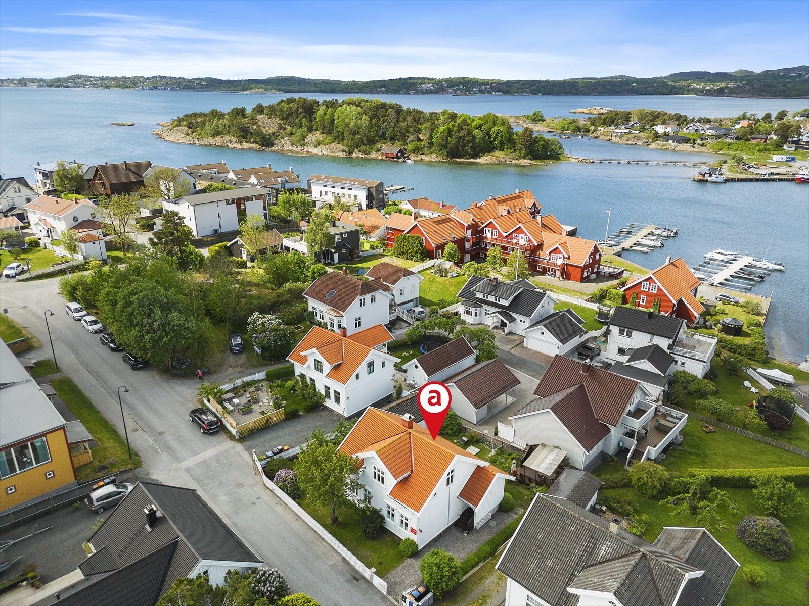 Velkommen til Rekkviksgate 44. Svært sjarmerende enebolig over 2 etasjer med attraktiv beliggenhet på Østre Halsen. Galleribilde