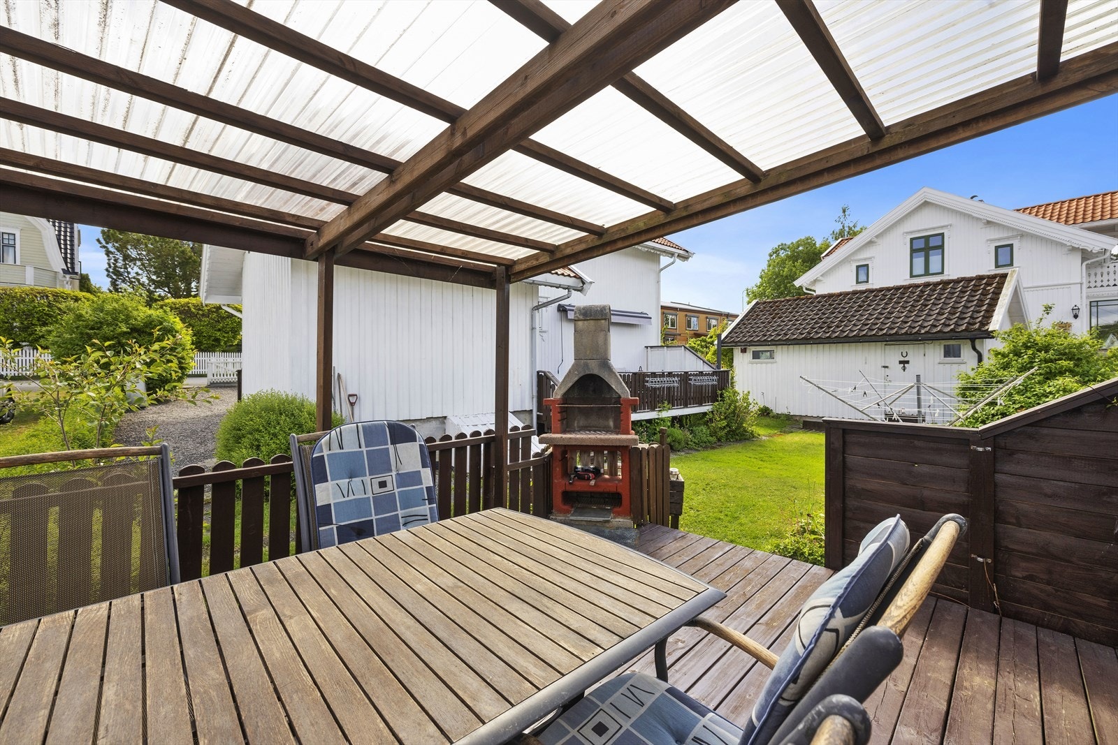 Uteplass med peis og tak for hyggelige sommerkvelder Galleribilde