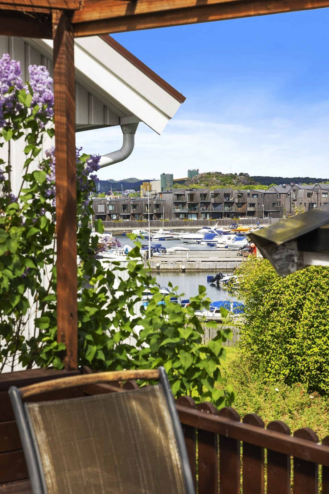 Utsikt fra uteplassen mot småbåthavna i Hølen Galleribilde