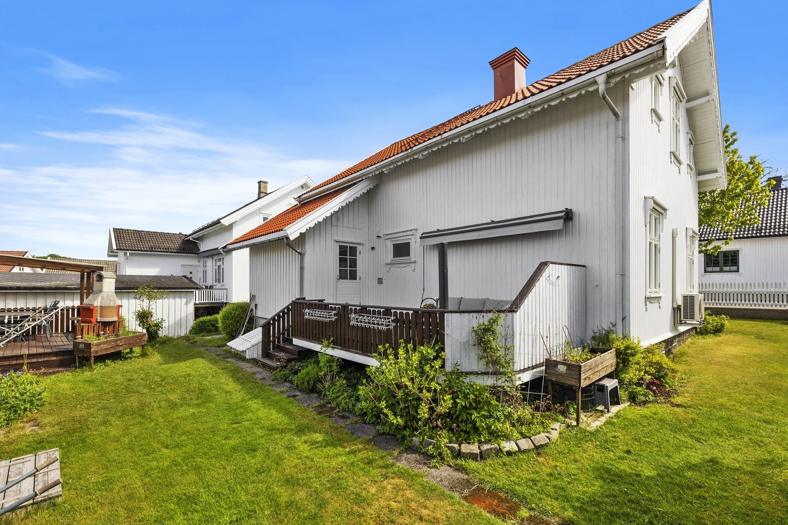 Deilig vestvendt terrasse for sene sommerkvelder Galleribilde