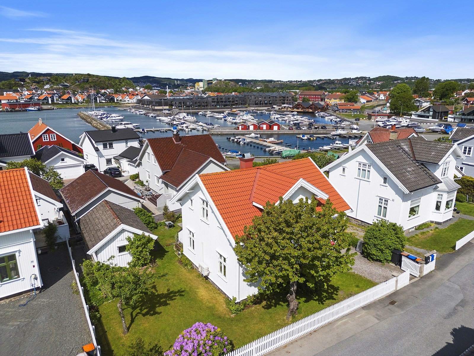 Oversiktsfotografi. Her er det kort vei til sjøen og båthavna Galleribilde