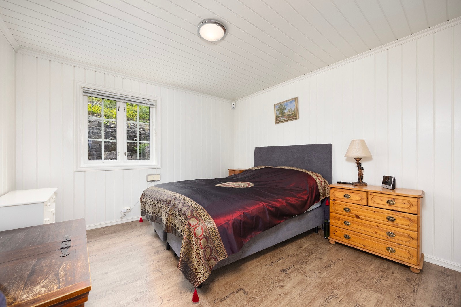 Hyggelig soverom med god plass til dobbeltseng Galleribilde