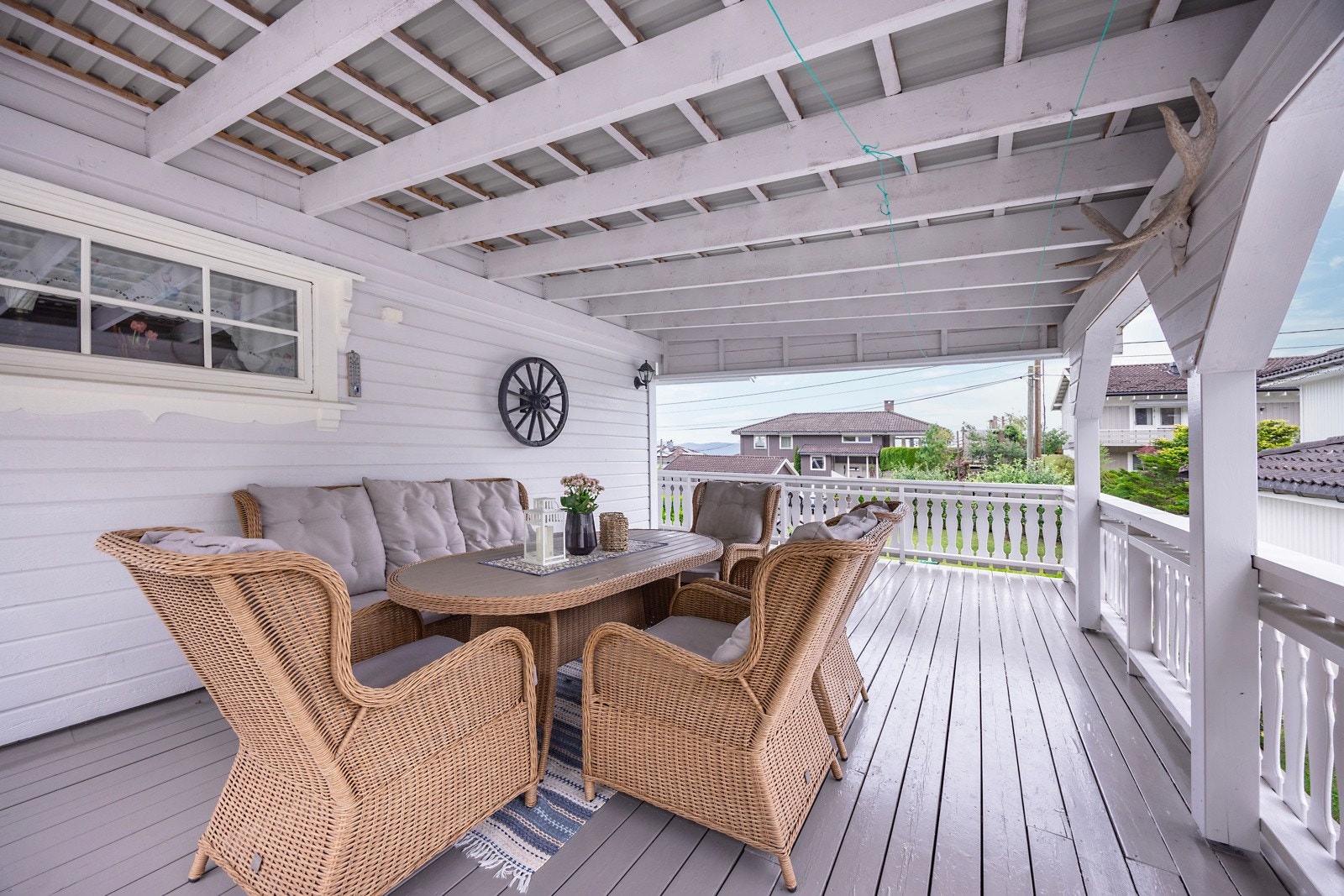 Hyggelig overbygget uteplass med god plass til utemøbler Galleribilde