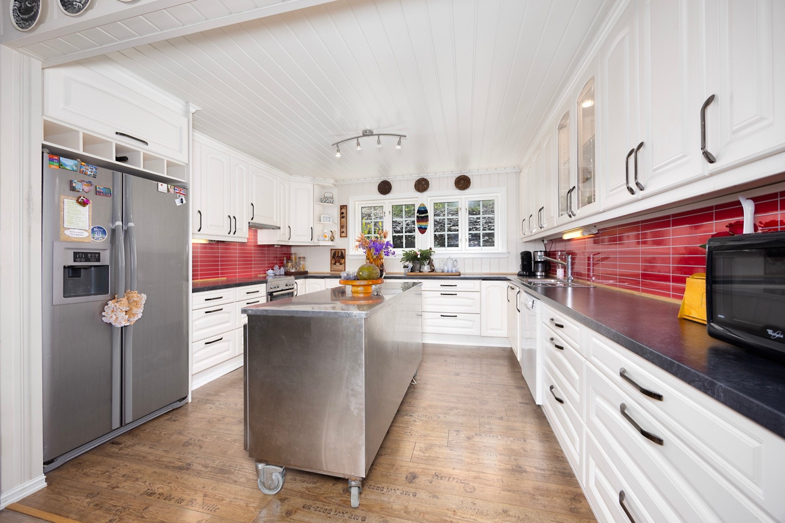 Pent kjøkken med god benk- og skapplass Galleribilde