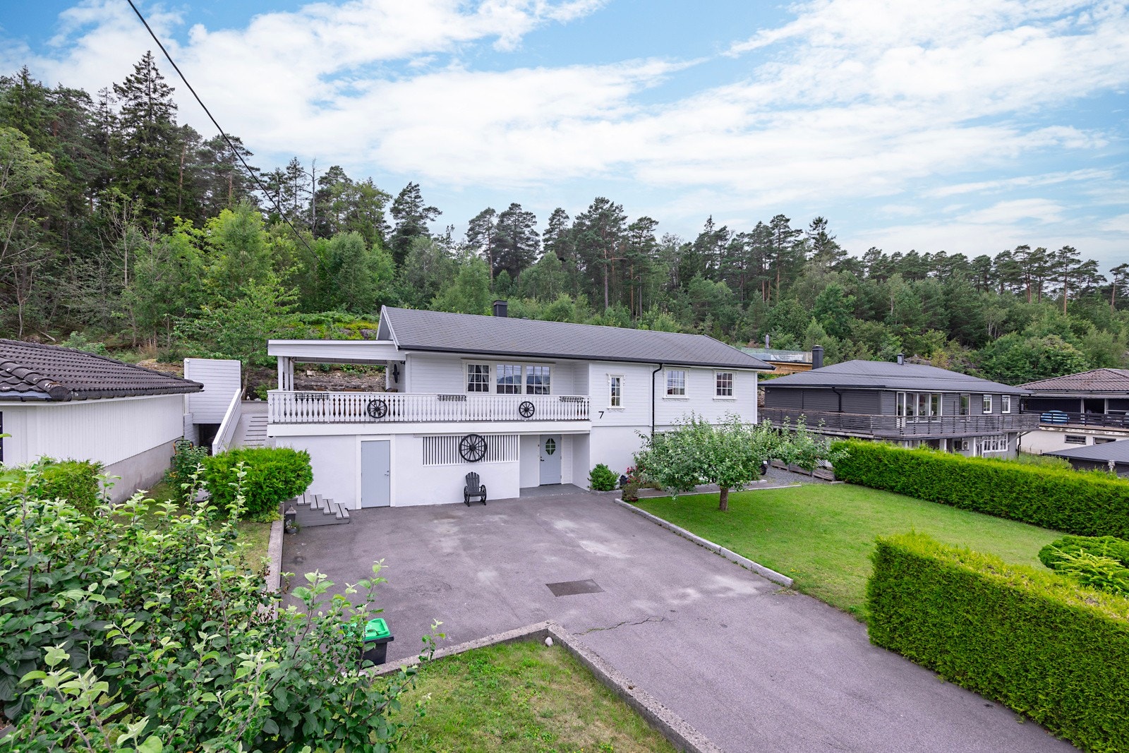 Innholdsrik familiebolig med skjermet beliggenhet, stor uteplass og sjøutsikt, oppgraderinger de senere år. Galleribilde