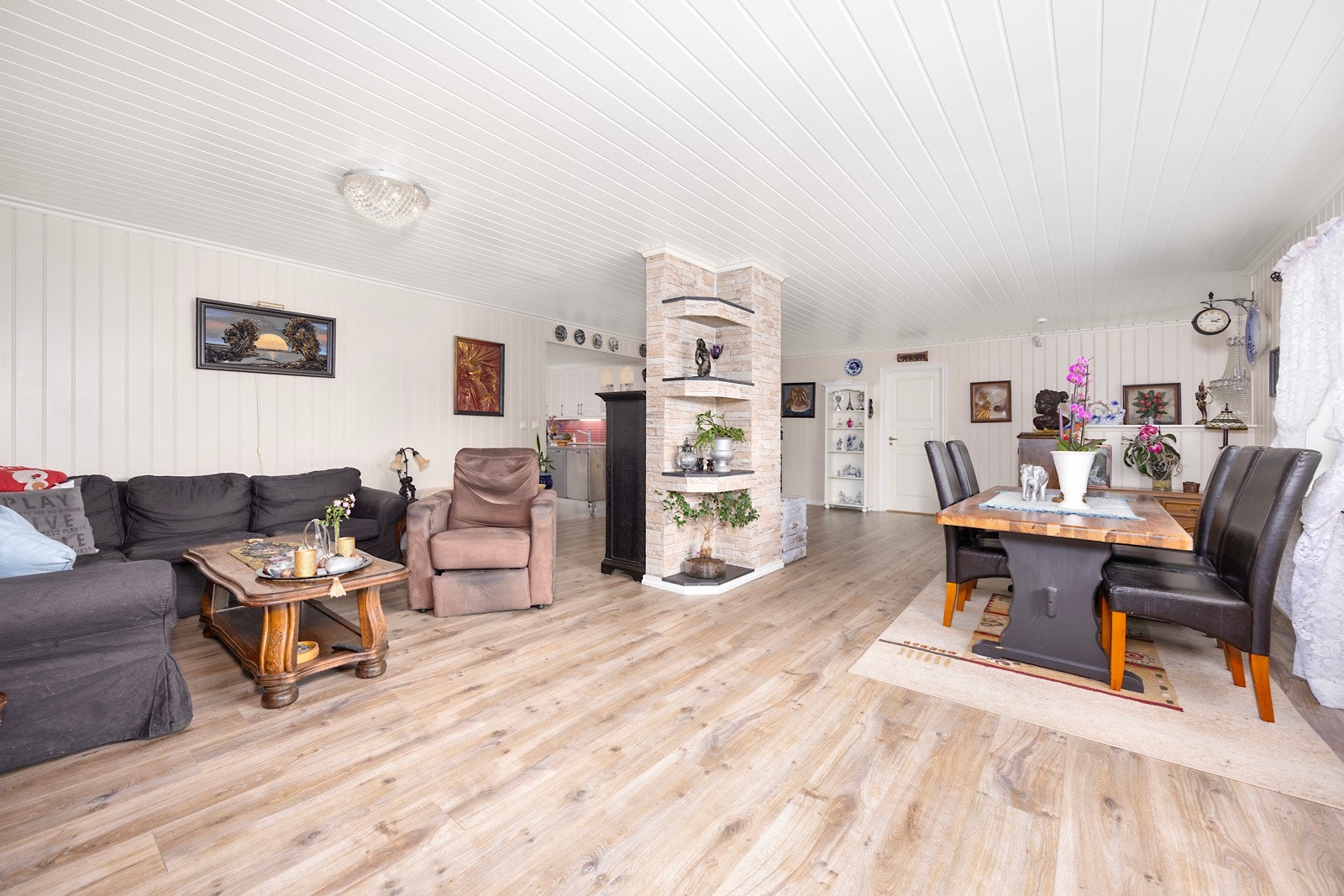 Romslig stue med god plass til møblering Galleribilde