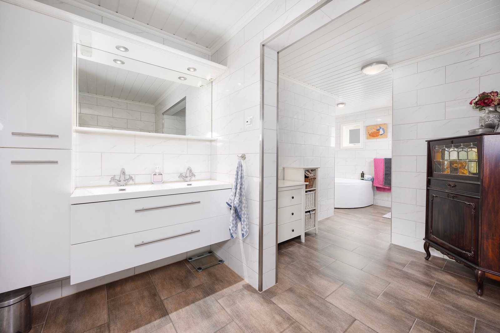 Baderom med servant i praktisk innredning med skuffer Galleribilde