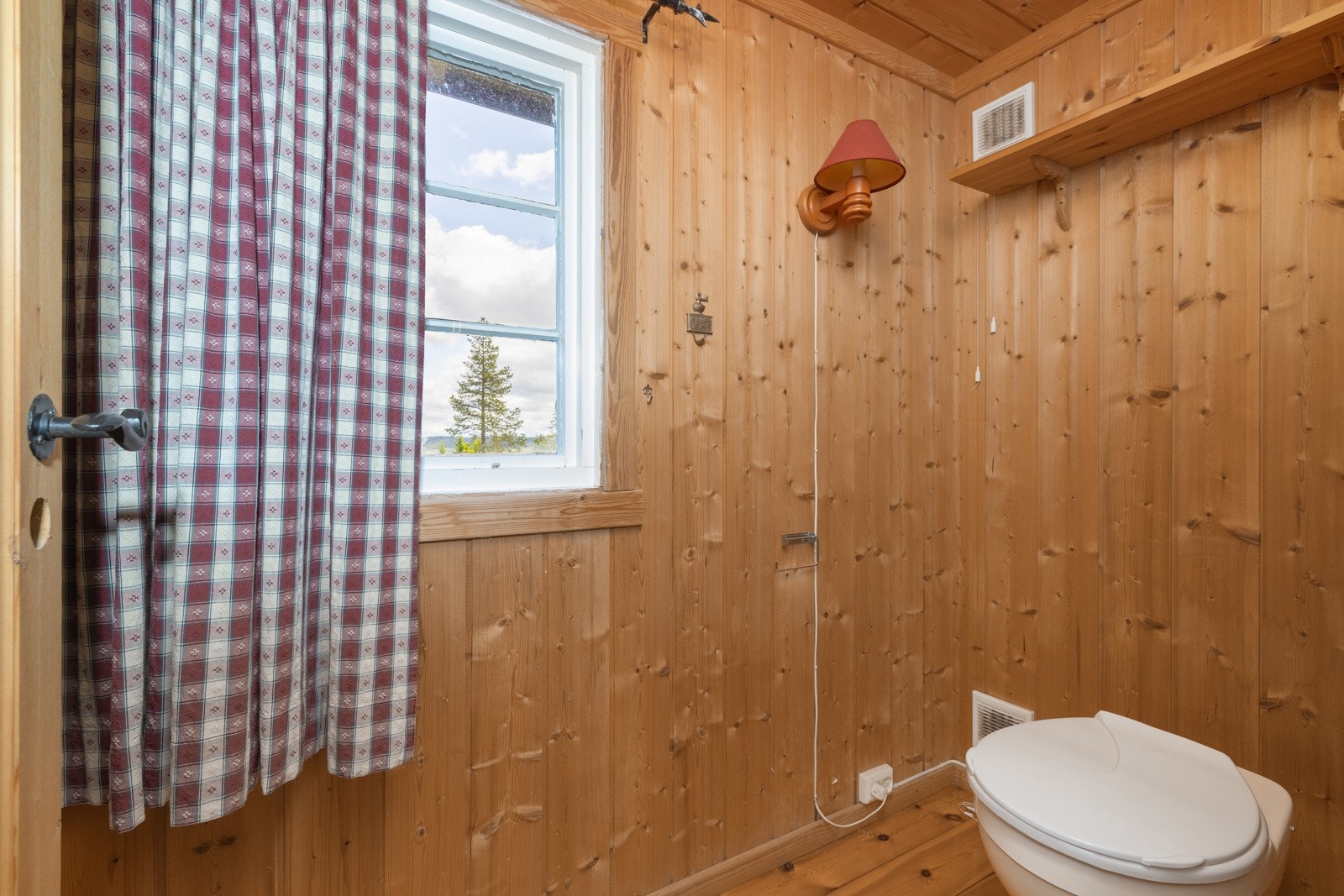 Toalettrom med snurredo. Galleribilde