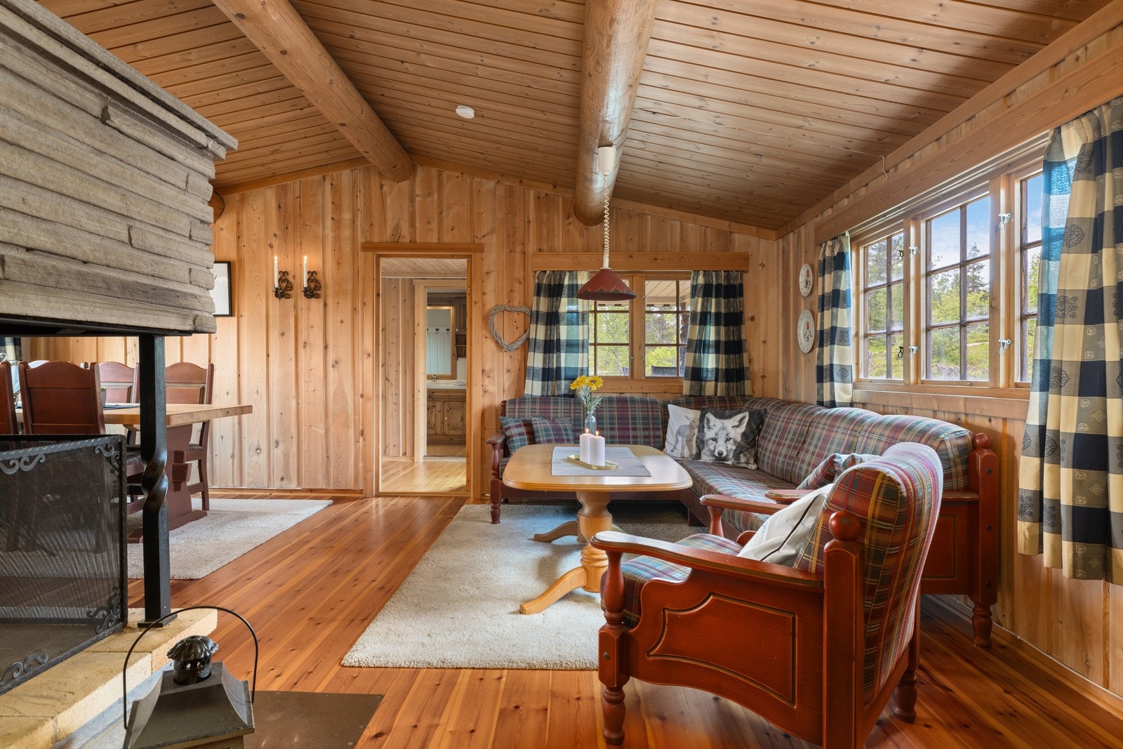 Stue med god plass til ulike møbler. Galleribilde