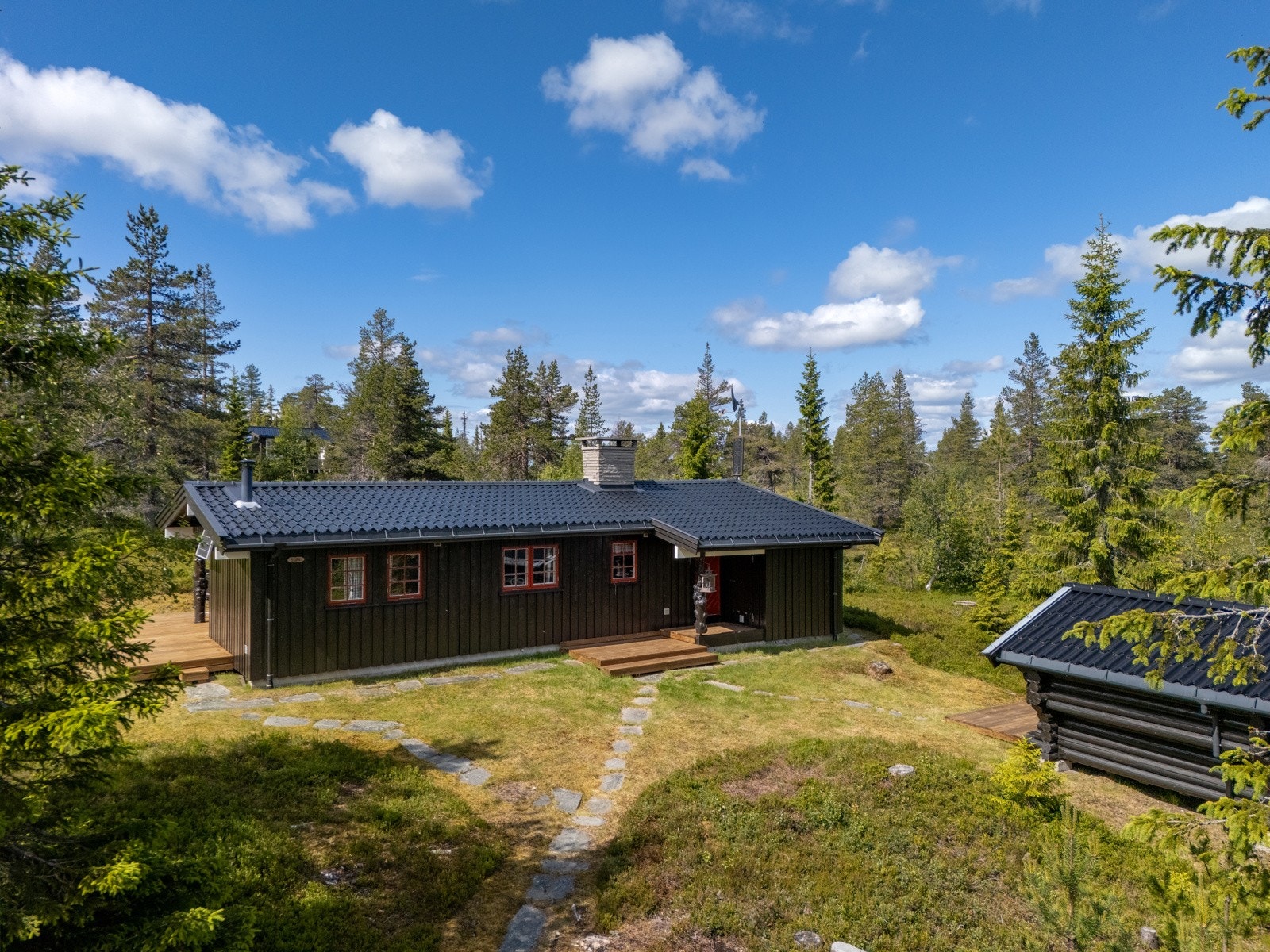 Hytta har blitt jevnt vedlikeholdt utvendig de siste 10 årene. Det er bygget terrasseplattinger i 2023. Galleribilde