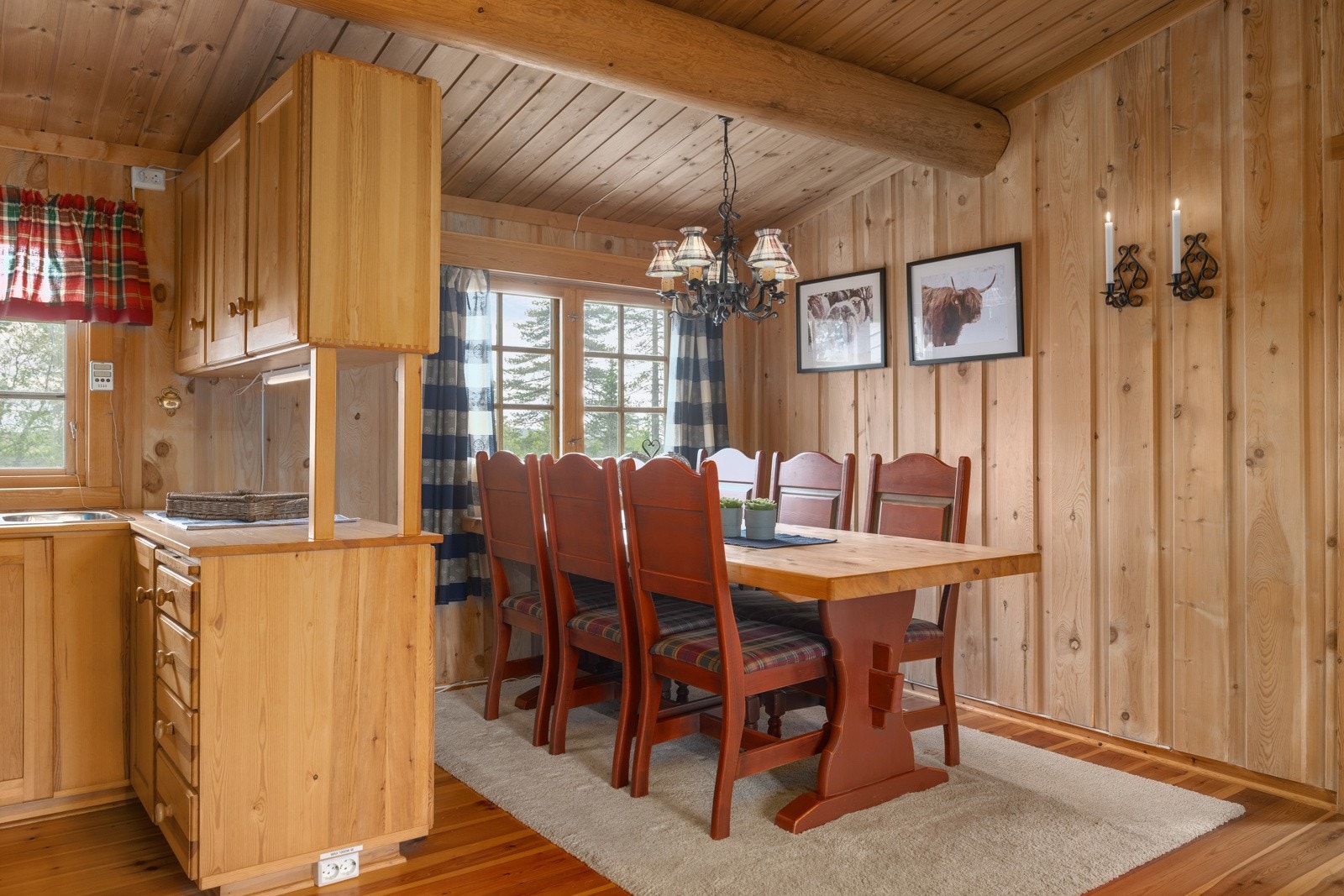 Kjøkkenet har plass til spisestue. Galleribilde