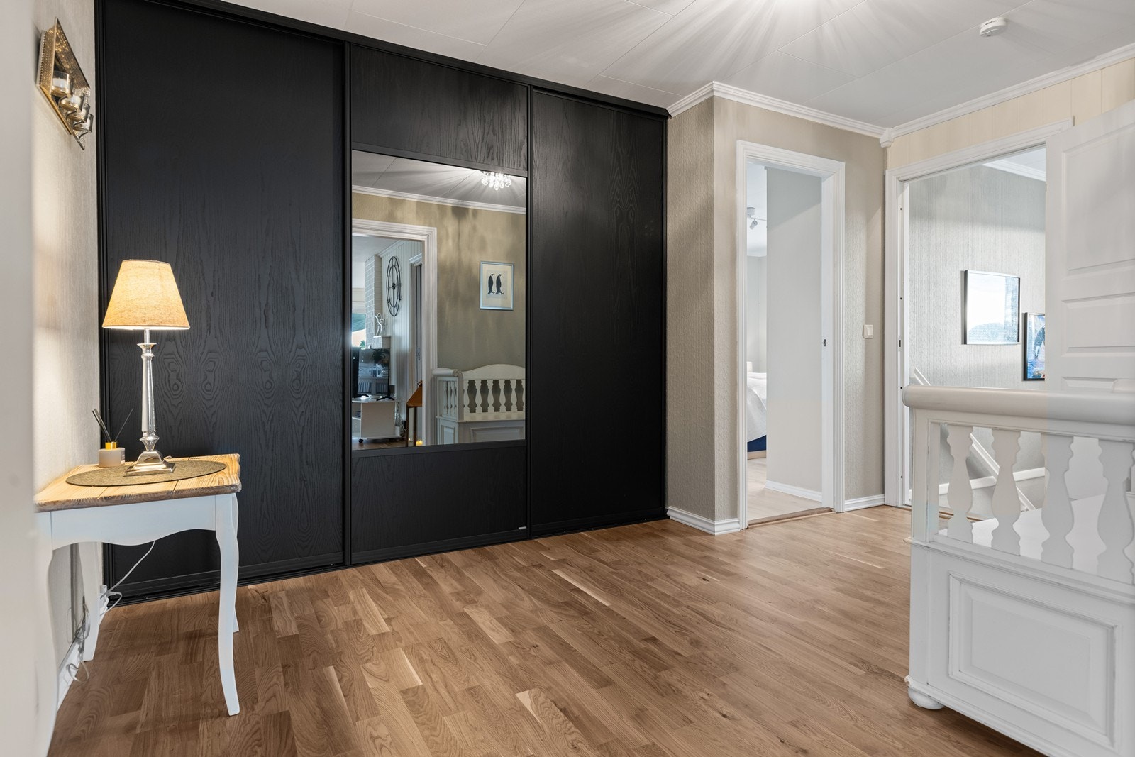 Stort integrert garderobeskap langs den ene veggen Galleribilde