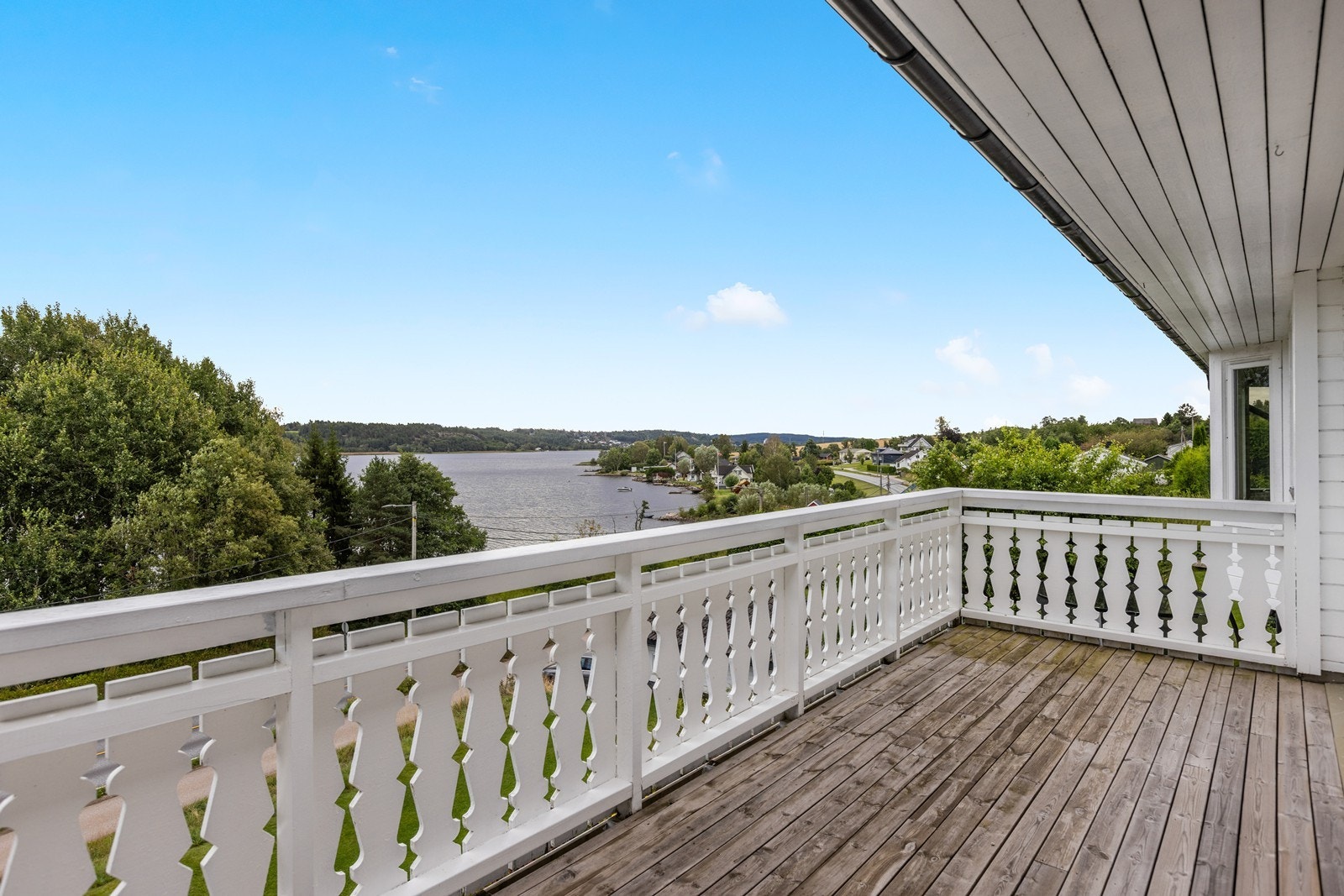 Romslig uteplass! Innred med møbler og planter og gjør det trivelig! Galleribilde