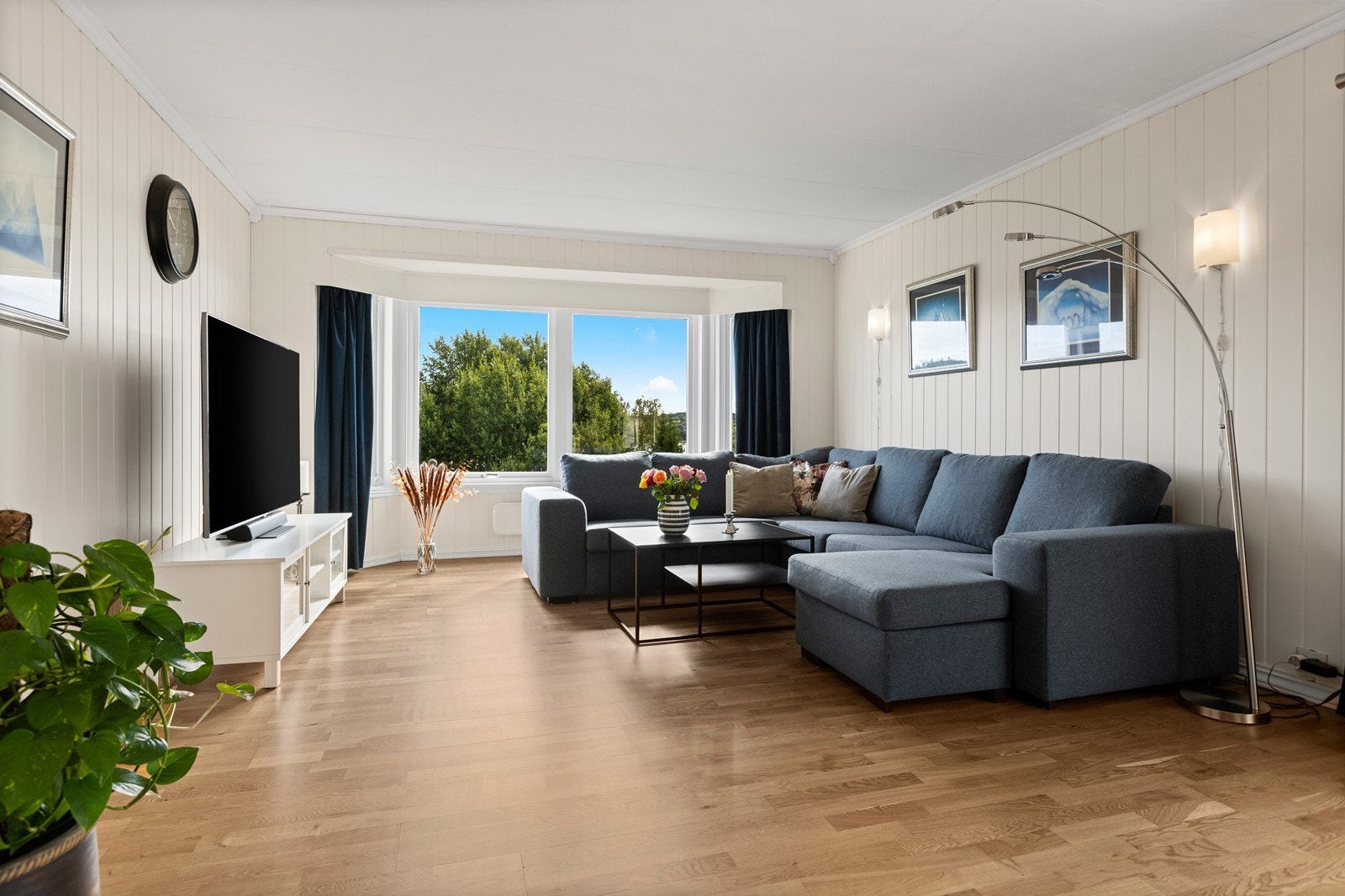 1. etasje har entré, toalettrom, gang, ett soverom, kontor, bad, kjøkken, stue og spisestue. Galleribilde