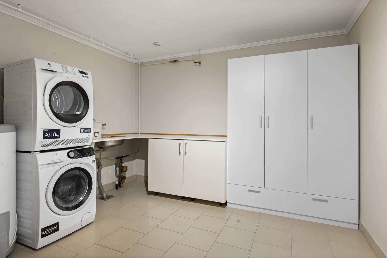 Vaskerommet i underetasjen har opplegg for vaskemaskin samt utslagskum. Det god arbeidsbenk til f.eks. bretting av klær. Galleribilde