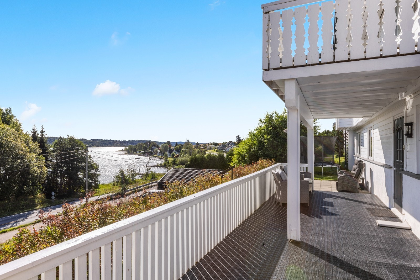 Fra flere steder på eiendommen er det utsikt mot vannet og nærområdet. Galleribilde