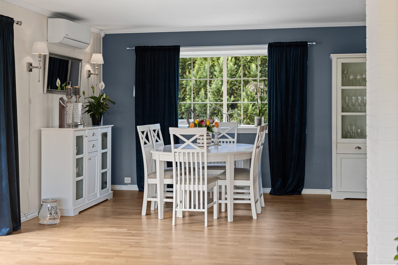 God plass for langbord i spisestuen. Galleribilde