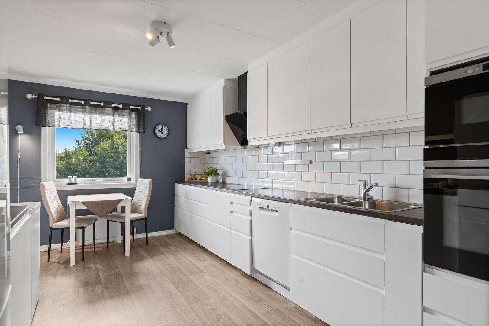 Epoq kjøkken fra 2017 i første etasje med integrerte hvitevarer, steketopp, stekeovn, micro og opplegg for vaskemaskin. Galleribilde