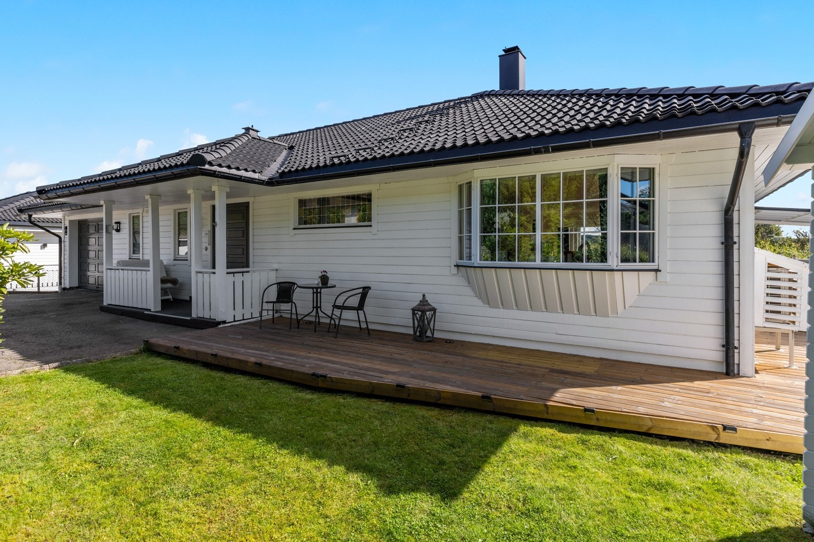 Det er integrert garasje i eiendommen samt plass til bil på gårdsplassen Galleribilde