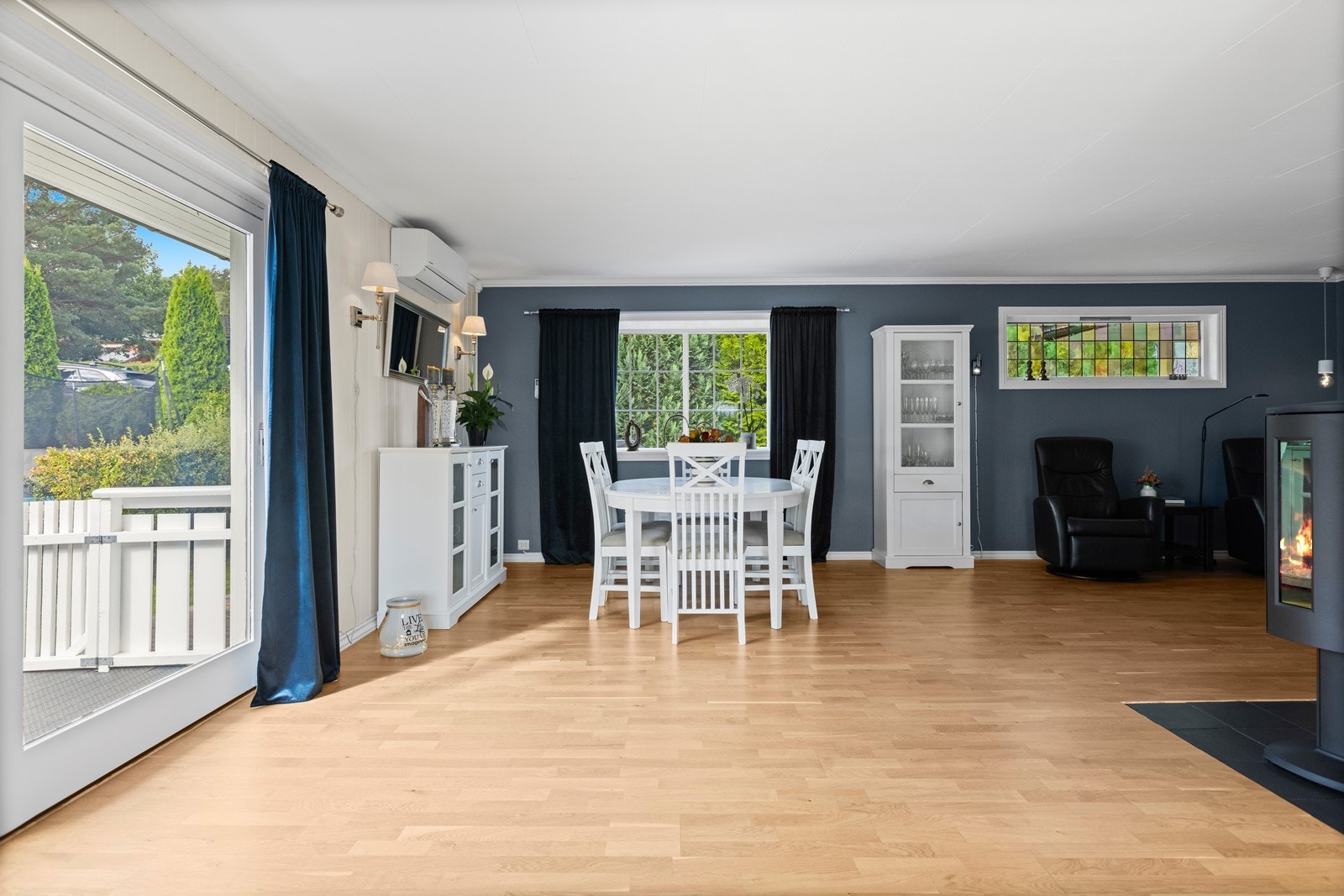 Oppvarming via vedovn, varmepumpe samt elektrisk varme i deler av gulv. Galleribilde