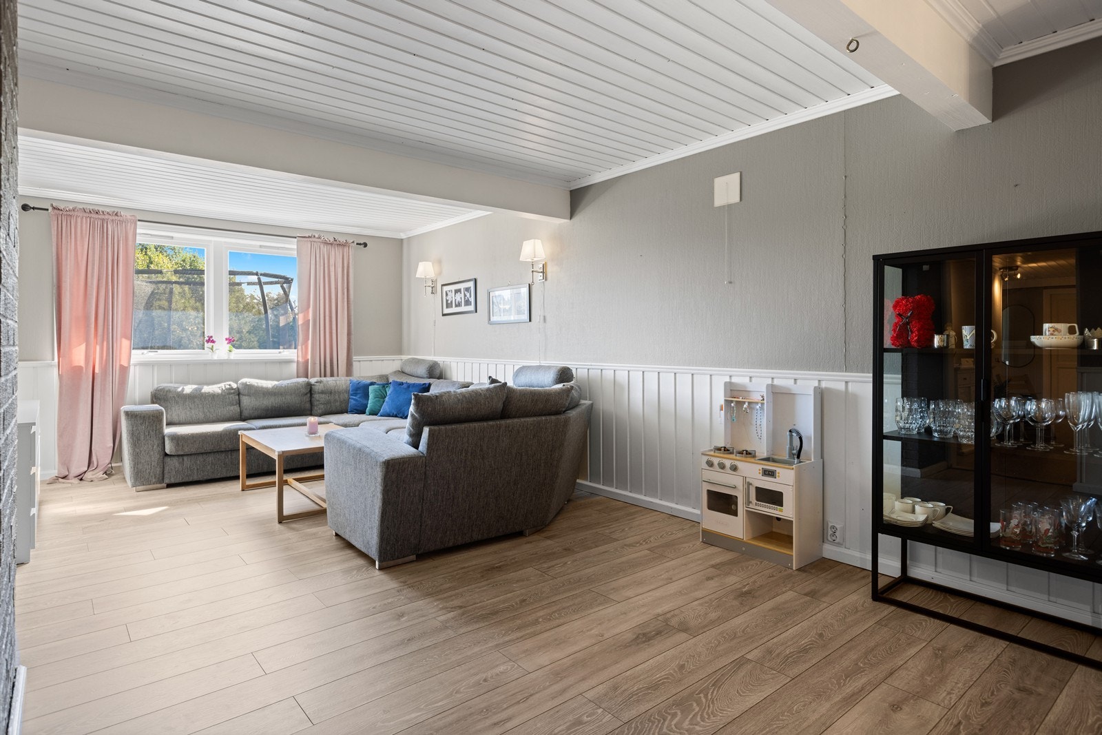 Underetasjen har entré, trapperom, gang, to soverom, vaskerom, kjøkken, stue og diverse boder. Stuen er ikke søkt og godkjent for varig opphold. Galleribilde