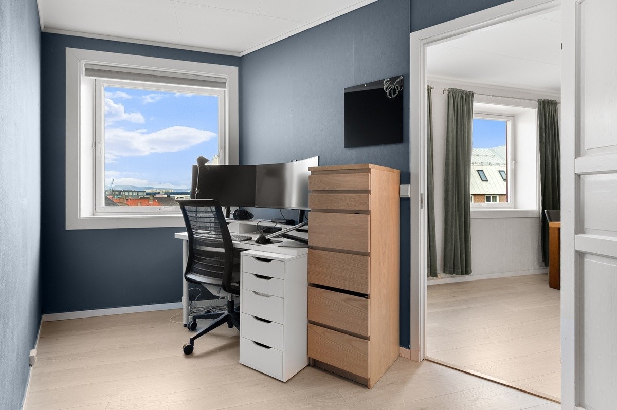 Pult, oppbevaring og stol kan stå igjen Galleribilde