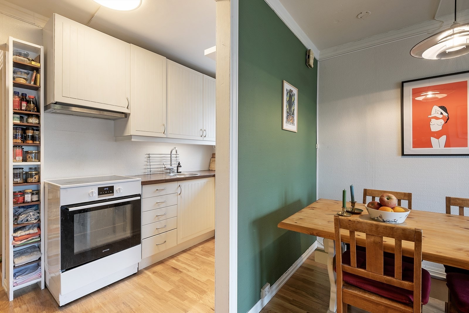 Fin plass til spisebord i tilknytning til kjøkkenet. Galleribilde