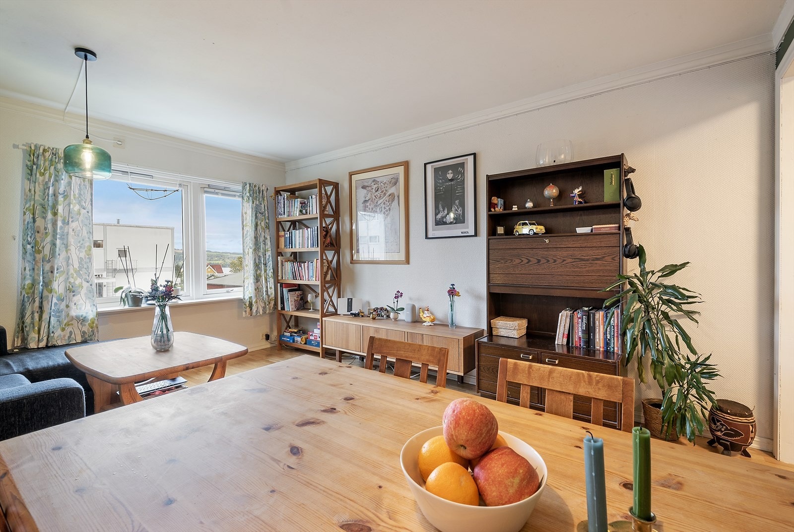 Stuen har plass til både spisebord og sofa. Galleribilde