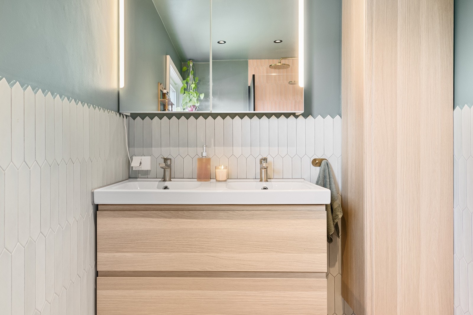 Speilskap over servant med integrerte lys Galleribilde