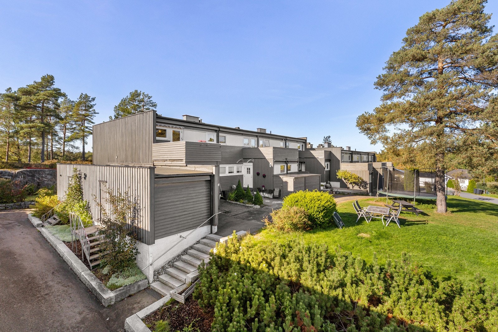 Eiendommen ligger "midt i smørøyet" på Sofiemyr med trygg og kort gangavstand til flere barnehager, ny barneskole, ungdomsskole og videregående skole Galleribilde