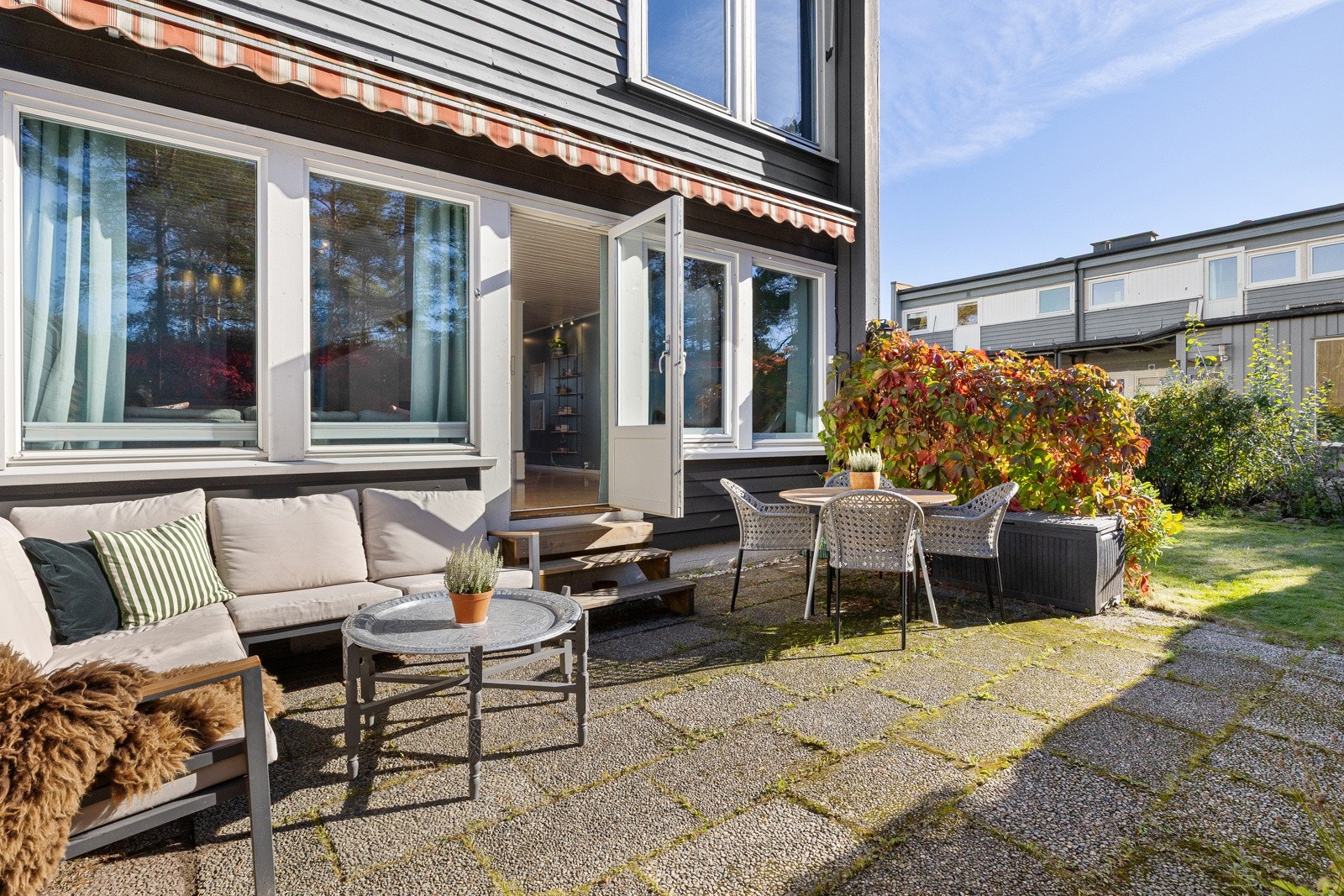 Uteplassen har utebelysning, utvendig stikkontakt og markise Galleribilde