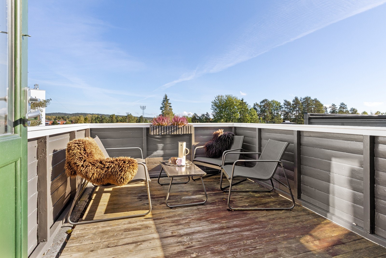 Altanen måler ca. 9 kvm og har gulvflater av terrassebord Galleribilde