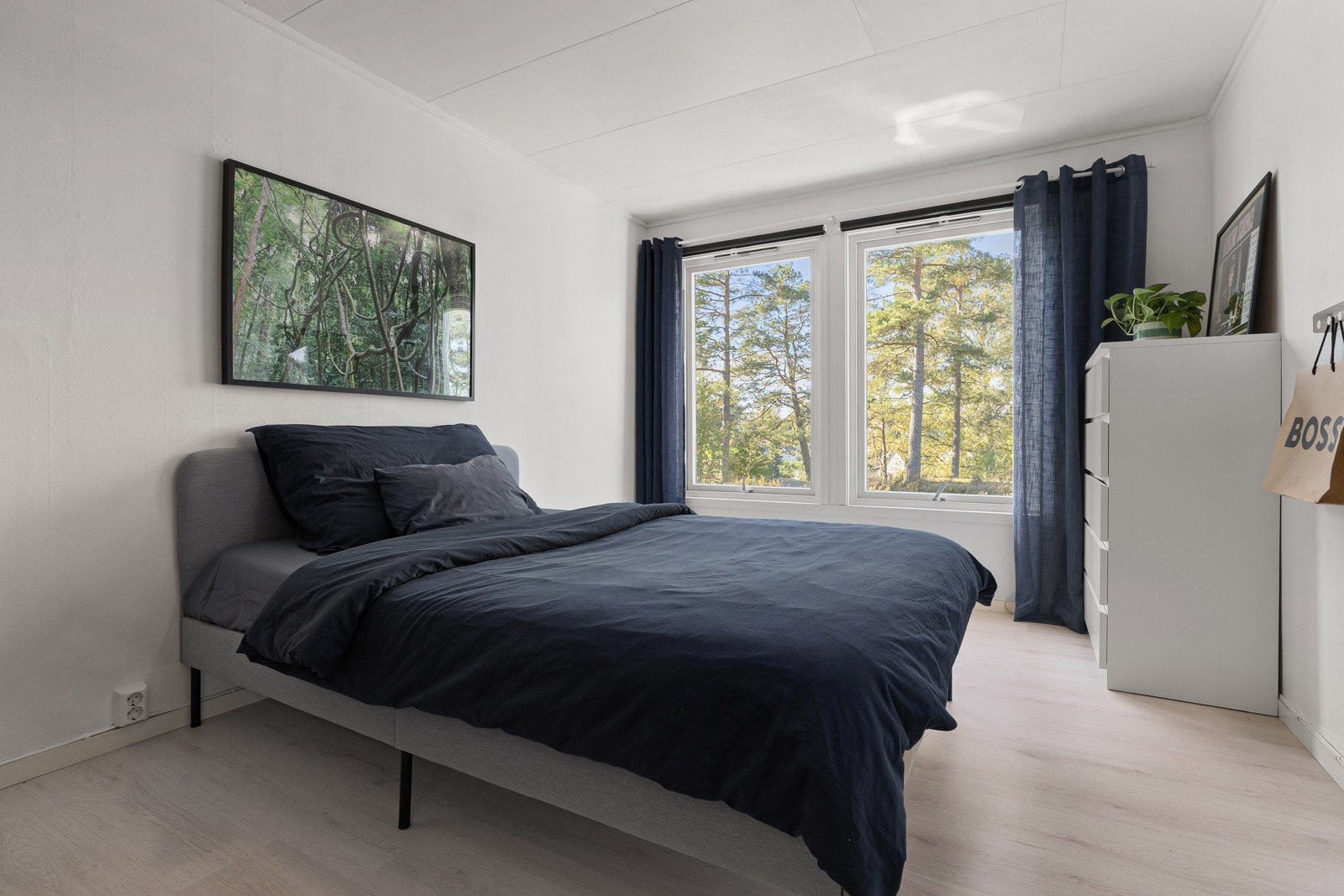 Soverom 2 - god plass til dobbeltseng - vindusrekke mot vest (nye vinduer er bestilt og skal monteres før overtagelse) Galleribilde