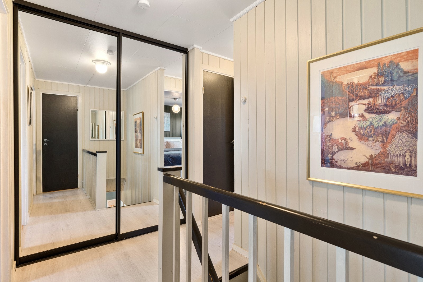 Gang i 2. etasje med skyvedørsgarderobe med speilfronter Galleribilde