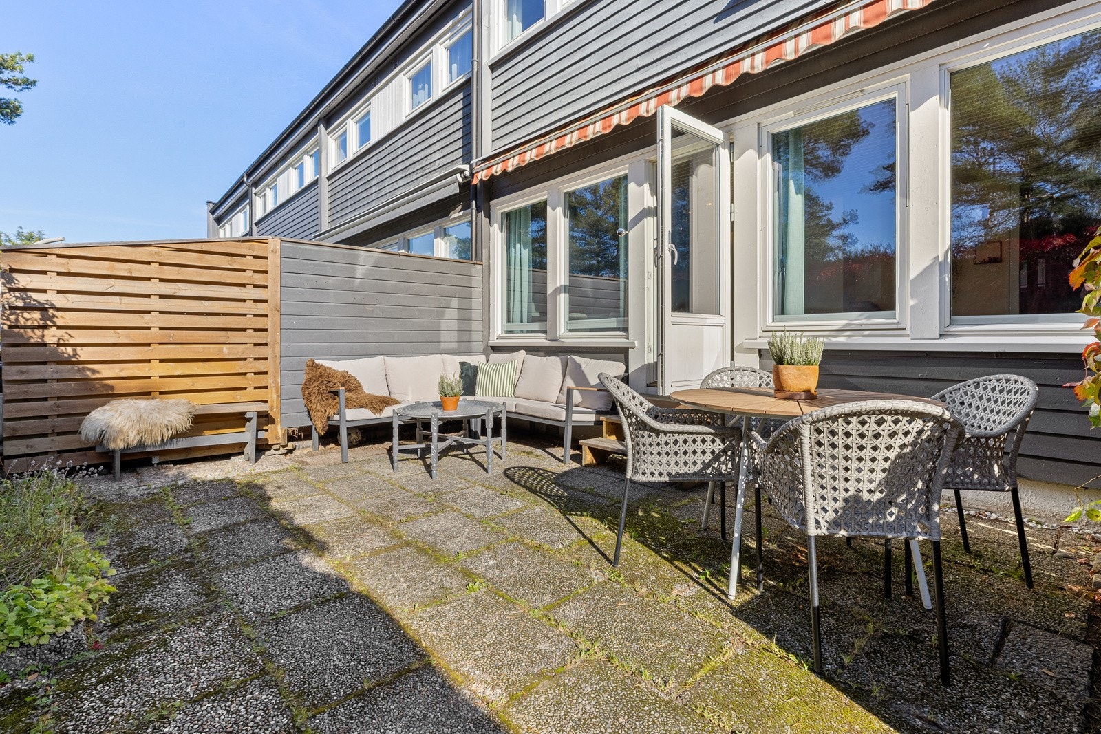 Solrik, vestvendt hellebelagt uteplass mot vest på 22 kvm - levegg mot nabo av trekonstruksjon Galleribilde