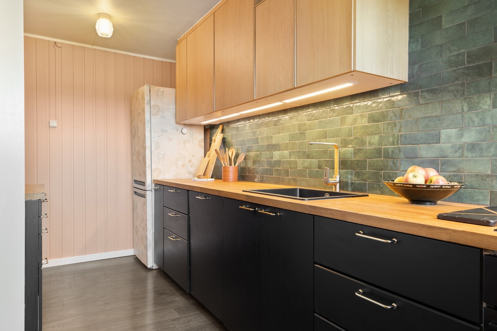 Det er benkeskapsbelysning og stikkontakter under overskap Galleribilde