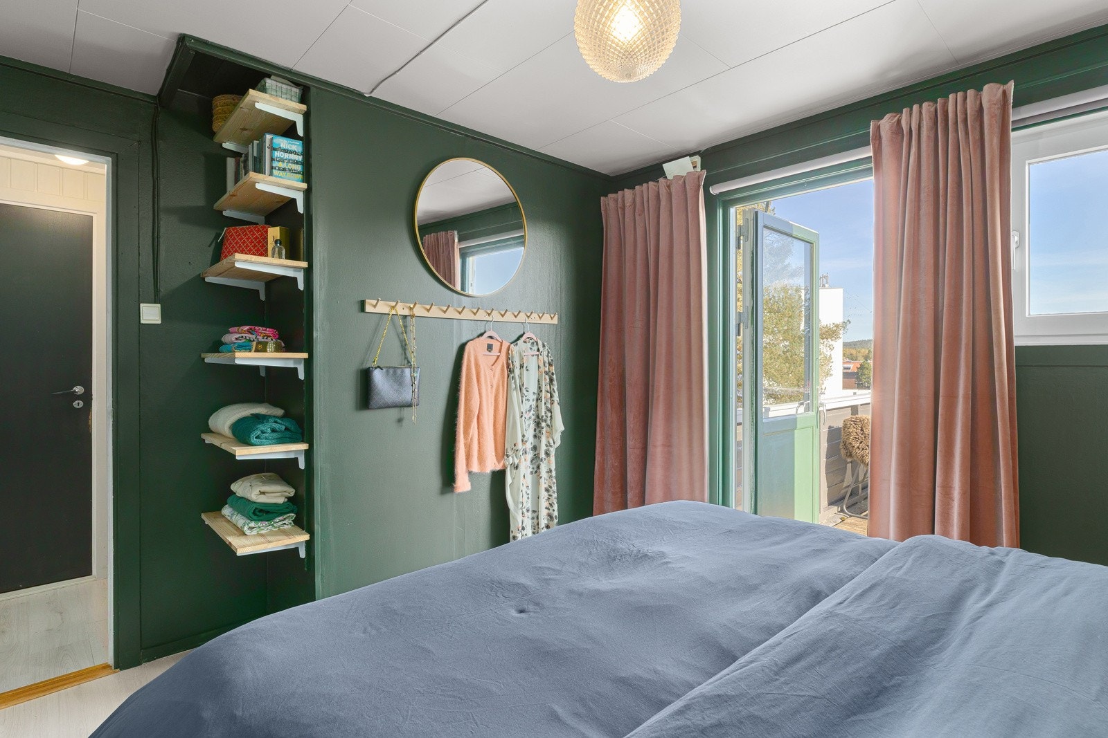 Soverom 1 - plass til dobbeltseng - utgang til altan mot sydøst Galleribilde