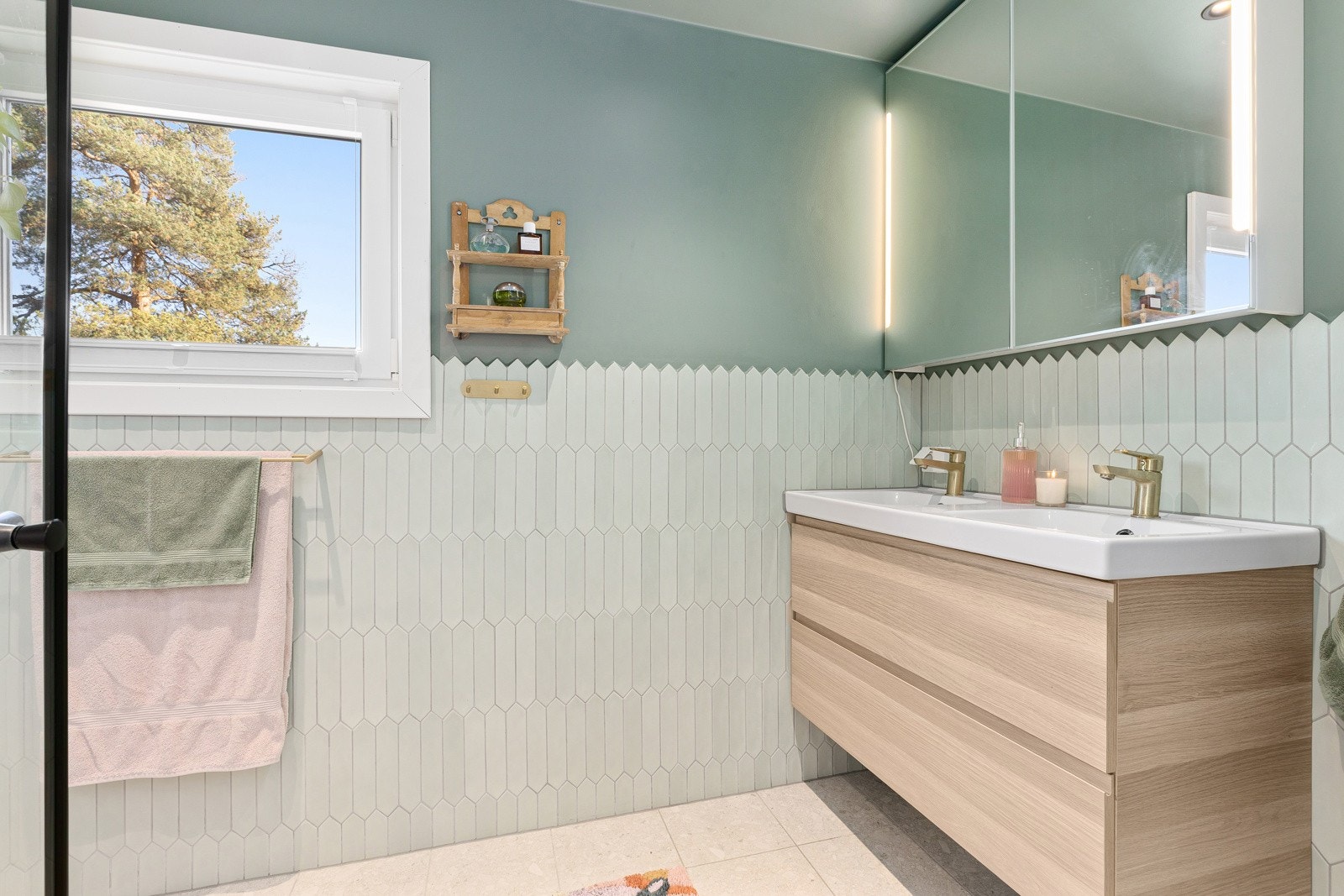 Lekkert bad fra 2023 - vegghengt servantinnredning med slette fronter - heldekkende dobbelservant med ett-greps armaturer Galleribilde