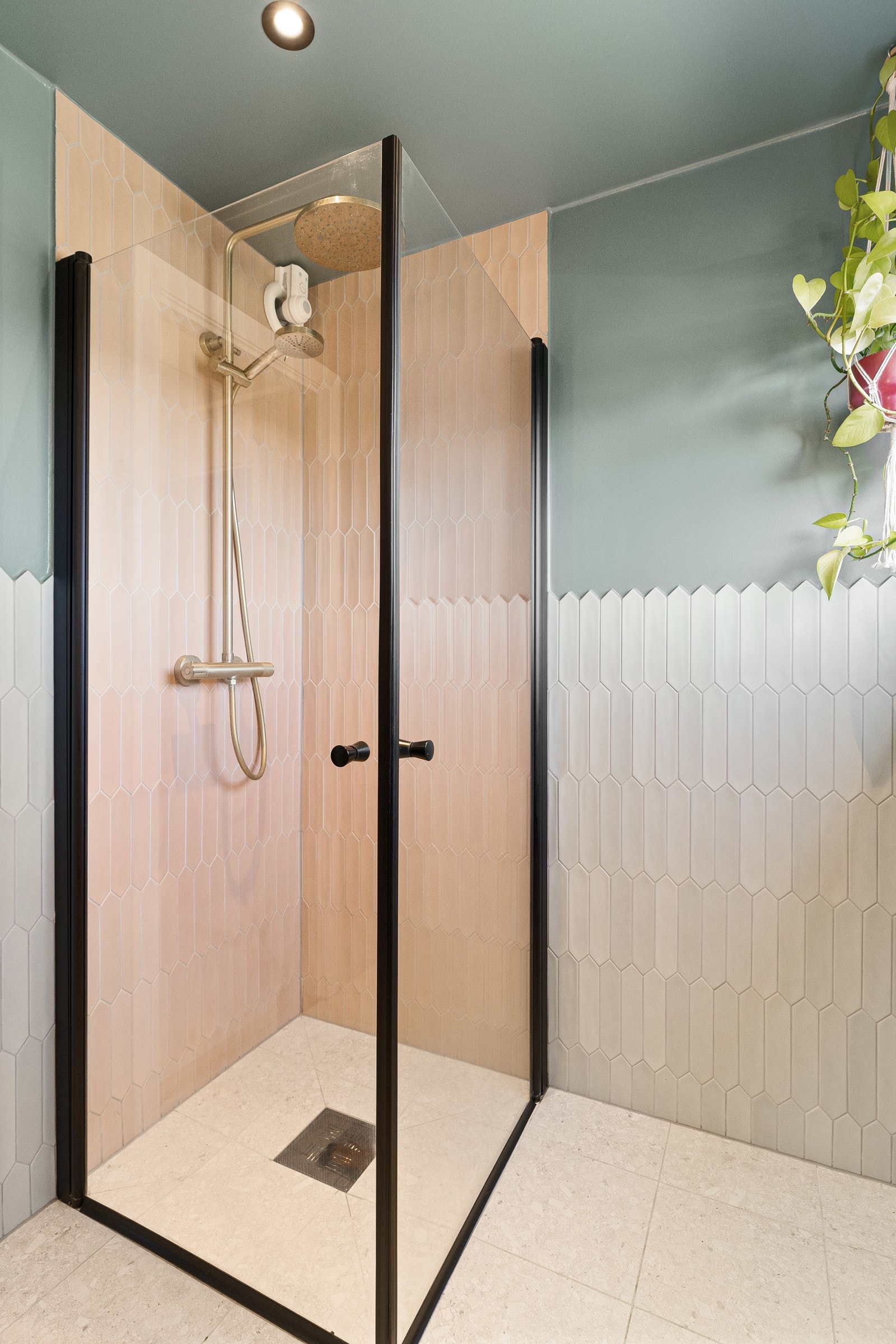 Dusjhjørne med innfellbare glassdører. Dusjarmatur tilkoblet regndusj og hånddusj Galleribilde