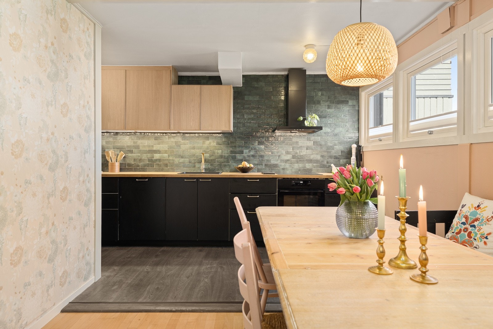 Kjøkkeninnredning fra 2021 med slette fronter og benkeplater av heltre - nedfelt oppvaskkum med ett-greps armatur Galleribilde