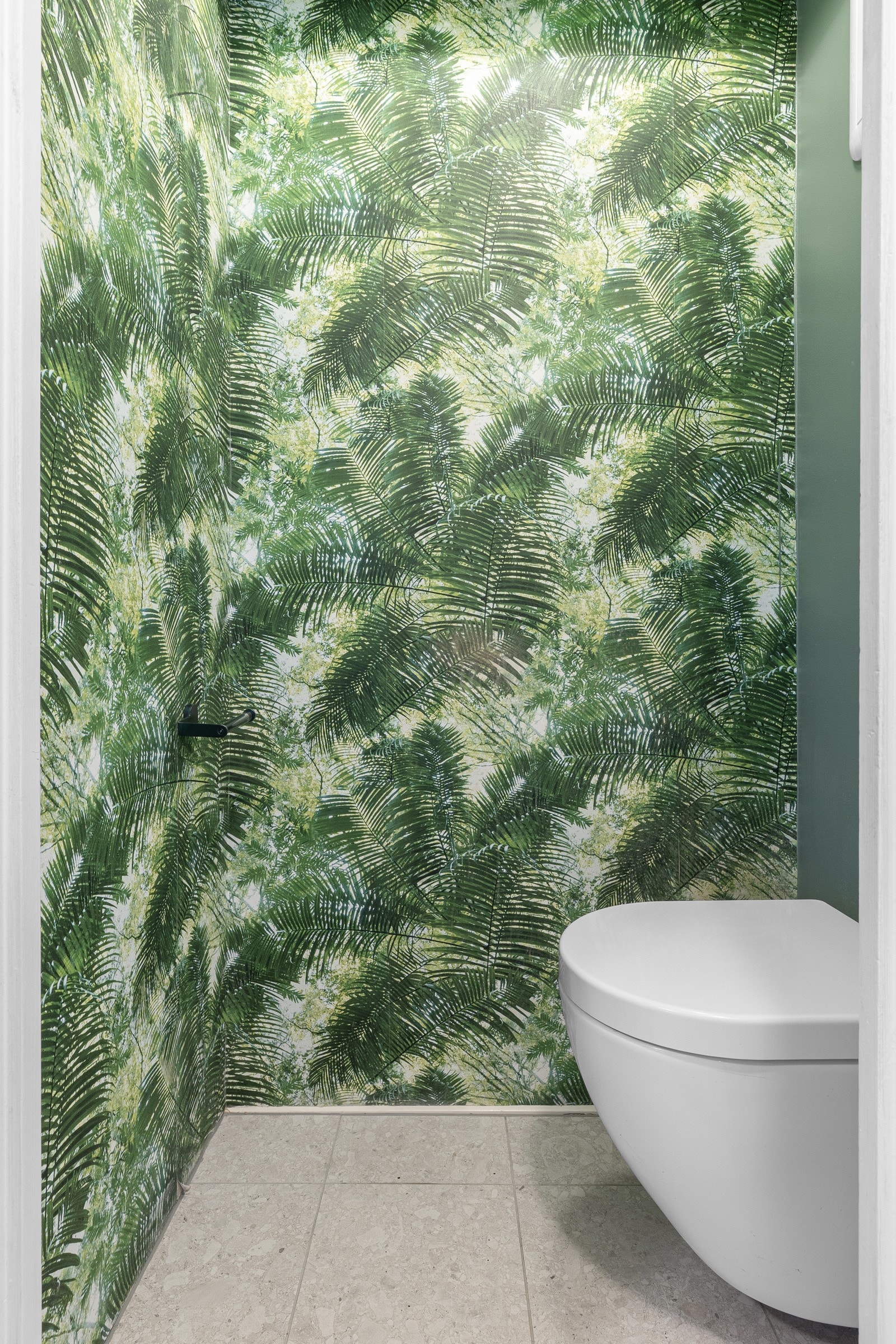 Wc-rom i 2. etasje med vegghengt toalett Galleribilde