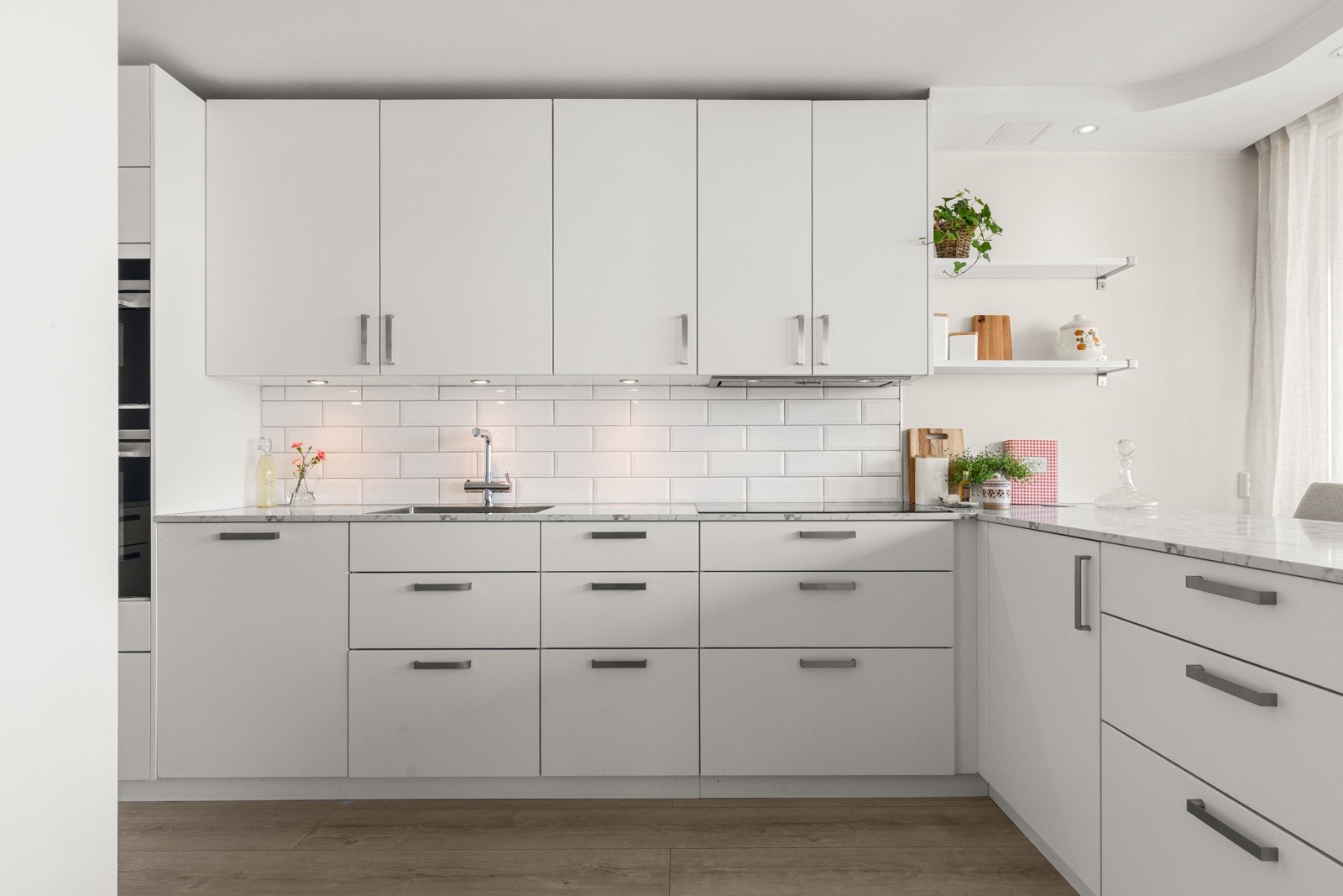 Her er alt lagt til rette for både hyggelige middager med venner og familie, og en funksjonell hverdag med alt du trenger innen rekkevidde. Galleribilde