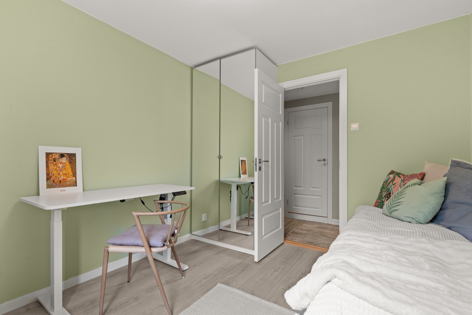 Det medfølger en stor garderobe. Galleribilde