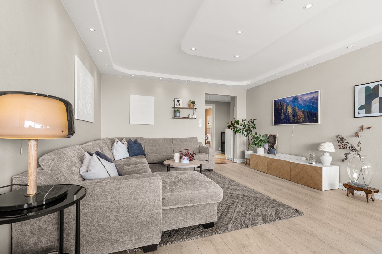 Her er det rikelig med plass til både en koselig sofagruppe og en stor spisestue - perfekt til både hverdagsliv og sosiale sammenkomster. Galleribilde