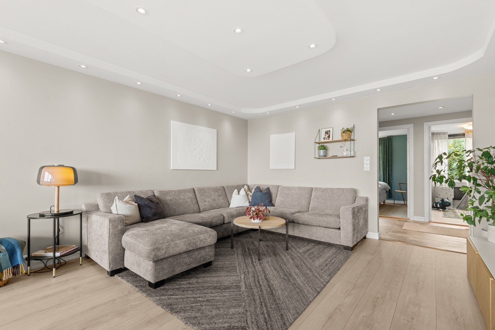 Den delvis senkede himlingen med downlights og malerilister skaper et moderne og gjennomført uttrykk, mens innvendig solskjerming på alle vinduer bidrar til økt komfort. Galleribilde