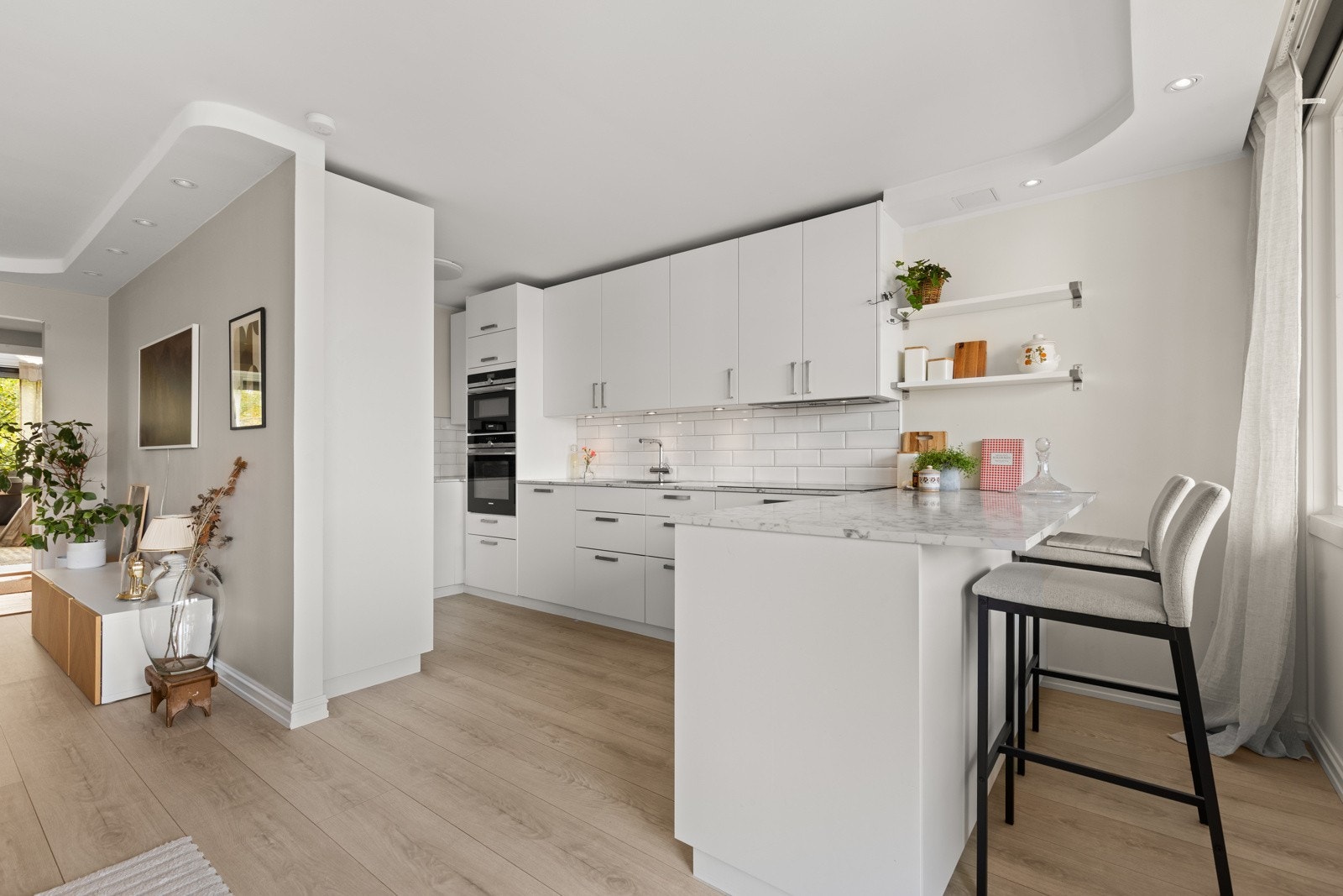 Stilrent og moderne Kvik-kjøkken fra 2017 som kombinerer tidløs design med funksjonelle løsninger. Her får du svært god skap- og benkeplass, laminat benkeplate med planlimt oppvaskkum, samt en flislagt backsplash med klassiske fliser. Galleribilde